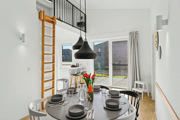 Meubles, Design Intérieur, Sol, Bois, Sol, Plafond, Chaise, Pièce, Éclairage, Luminaire