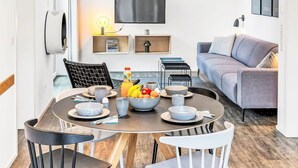 Uma cozinha moderna com mesa de jantar, cadeiras e luminárias pendentes.