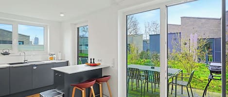Micro-ondes, four, lave-vaisselle, chaise haute