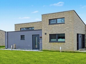 Exterior - Wonderful private villa for 6 guests with WIFI, pool, hot tub, TV and terrace (Diepholz)