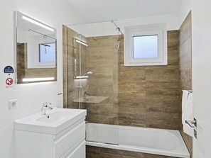 Bathroom - Wonderful private villa for 6 guests with WIFI, pool, hot tub, TV and terrace (Diepholz)