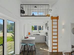 Micro-ondes, four, lave-vaisselle, chaise haute