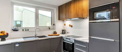 Een microgolfoven, een oven, een vaatwasser, een kinderstoel