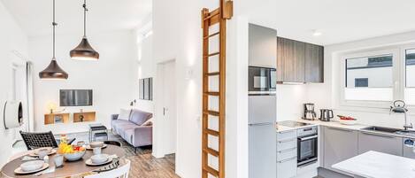 Mikrowelle, Ofen, Geschirrspüler, Hochstuhl