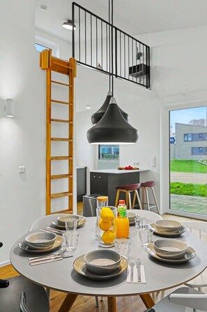 Dining - Wonderful private villa for 6 people with WIFI, hot tub, pool, TV, terrace and pets allowed (Diepholz)