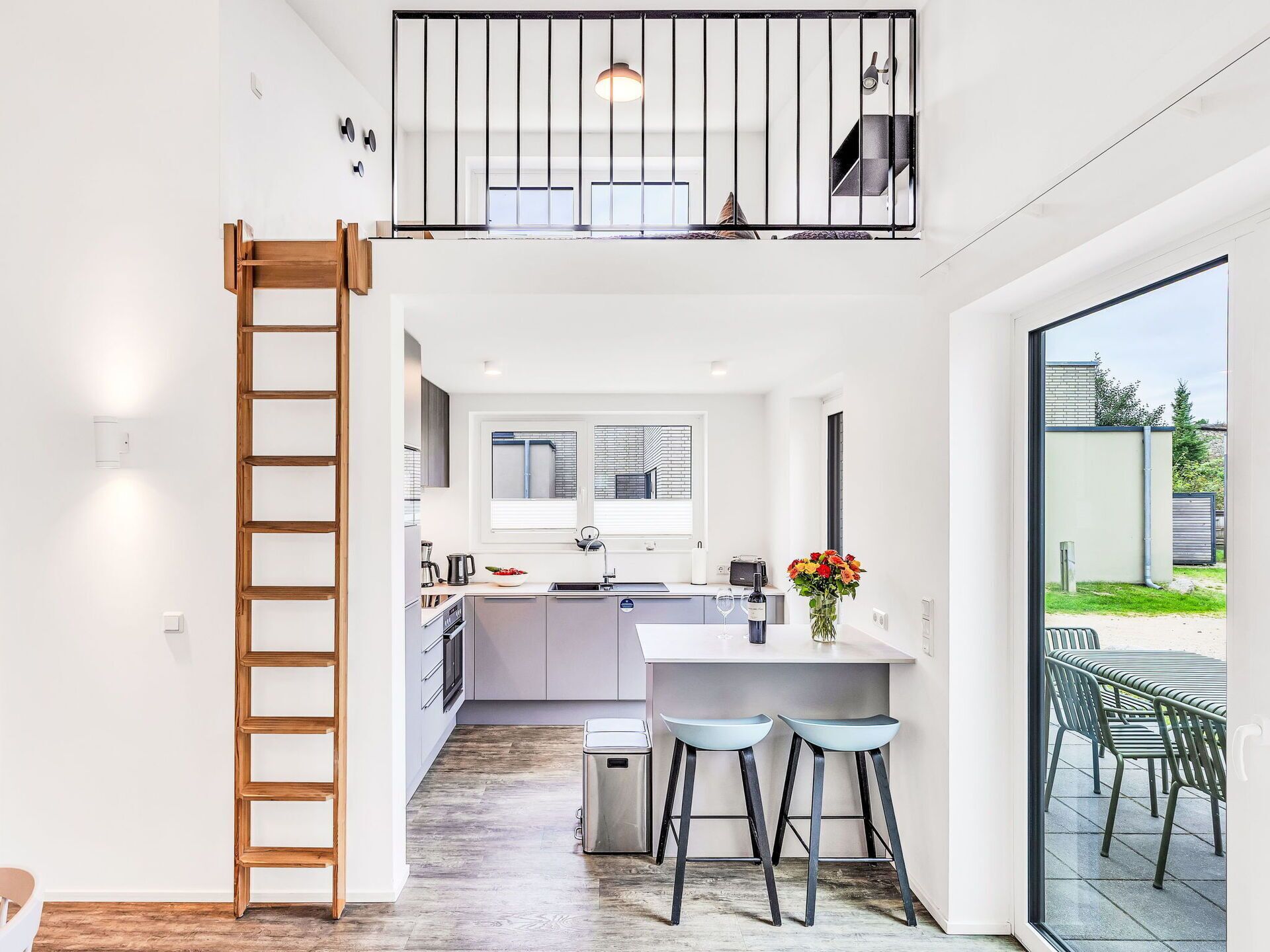 Microondas, horno, lavavajillas, silla alta para bebés