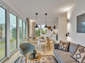 Eine moderne Wohnung mit Essbereich, Küche und Wohnzimmer.