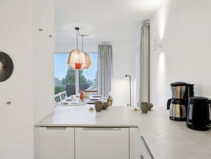 Micro-ondes, four, lave-vaisselle, chaise haute