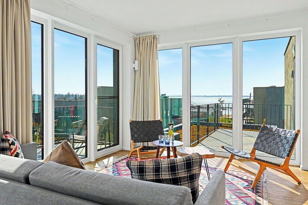 Appartement, Meubles, Chaise, Balcon, Condominium, Dur, Parquet, Tache De Bois, Hôtel, Planche