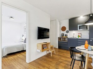 Travel crib, free WiFi