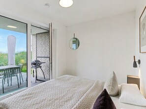 Travel crib, free WiFi