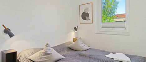 Travel crib, free WiFi