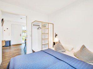 Travel crib, free WiFi