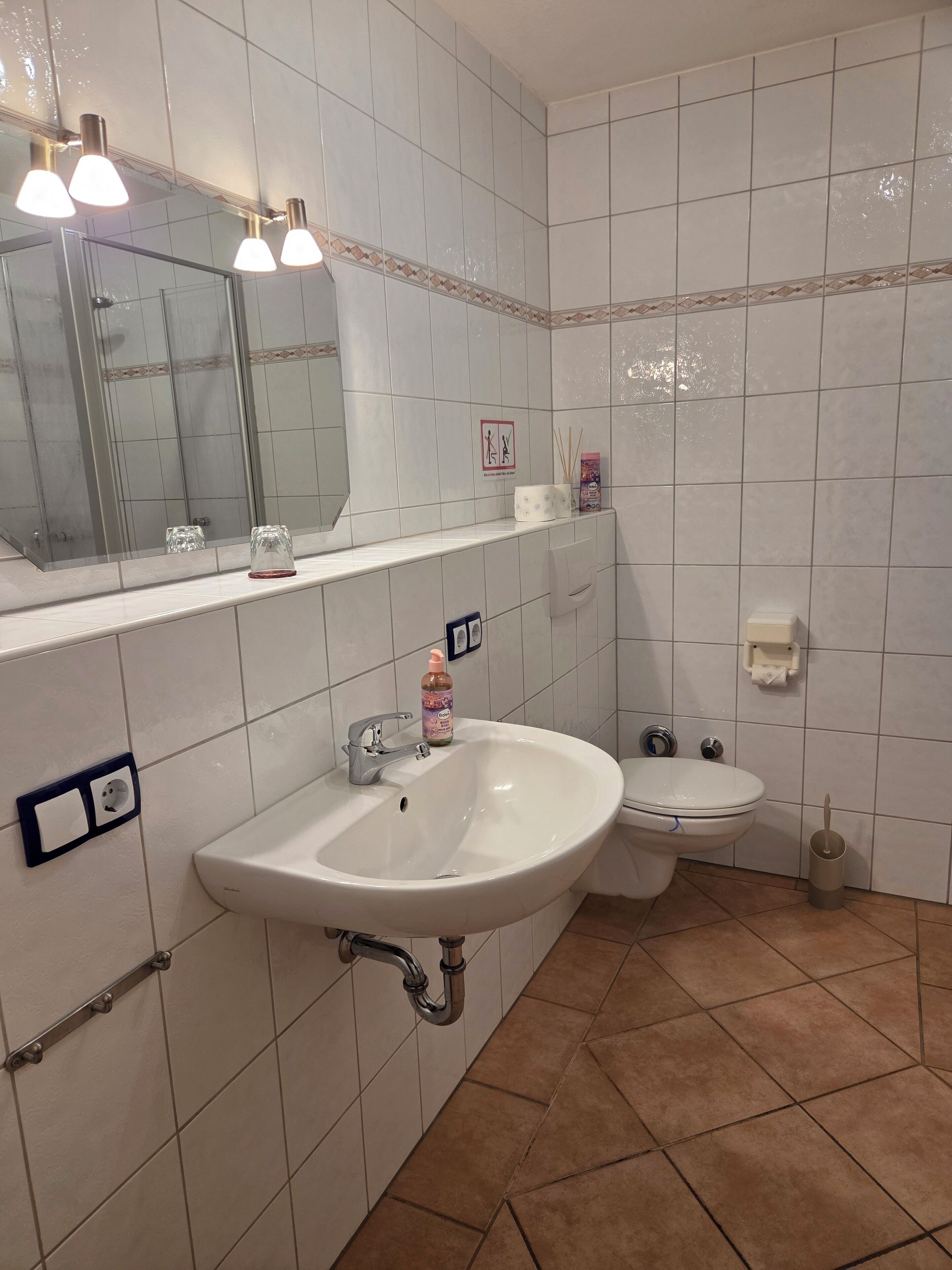 Doccia, asciugamani, sapone, carta igienica