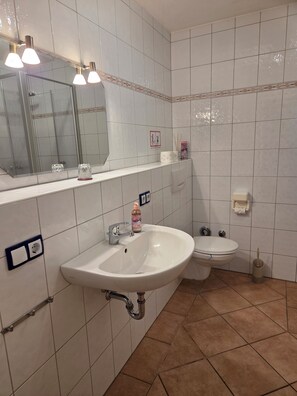 تجهيزات دش، مناشف، صابون، ورق حمّام