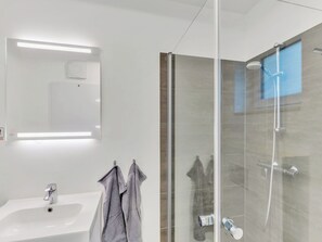 Bathroom - Cosy apartment for 4 people with WIFI, pool, hot tub, TV, terrace and pets allowed (Diepholz)