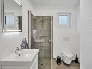 Bathroom - Beautiful apartment for 4 guests with hot tub, WIFI, pool, TV, terrace and pets allowed (Diepholz)