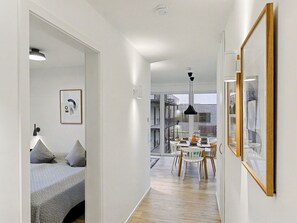 Ein modernes Interieur mit einem Bett, einem Essbereich und einem Balkon mit Blick.