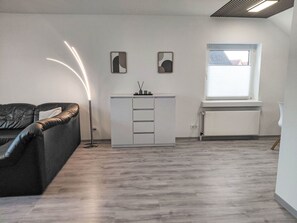 TV - Beautiful apartment for 3 people with WIFI and TV (Bad Pyrmont)