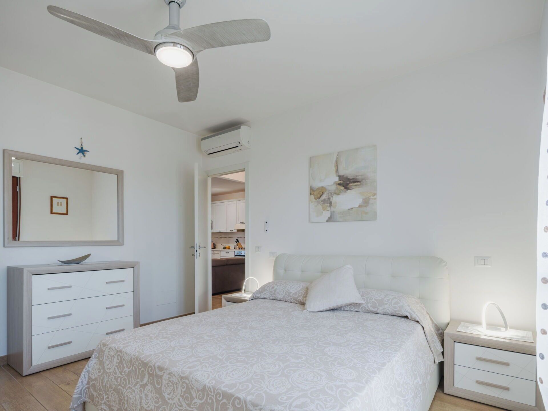 Cuna de viaje, wifi gratis, ropa de cama