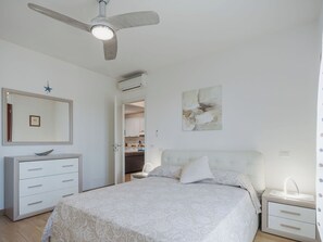 Cuna de viaje, wifi gratis, ropa de cama