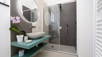 Dusche, Haartrockner, Bidet, Handtücher