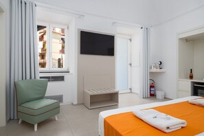1 Schlafzimmer, Zimmersafe, Schreibtisch, Bügeleisen/Bügelbrett