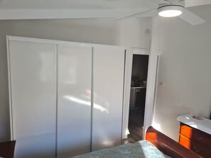 1 bedroom, bed sheets - Fully Self Contained Guest house Retreat - Fishing Point (Fishing Point)