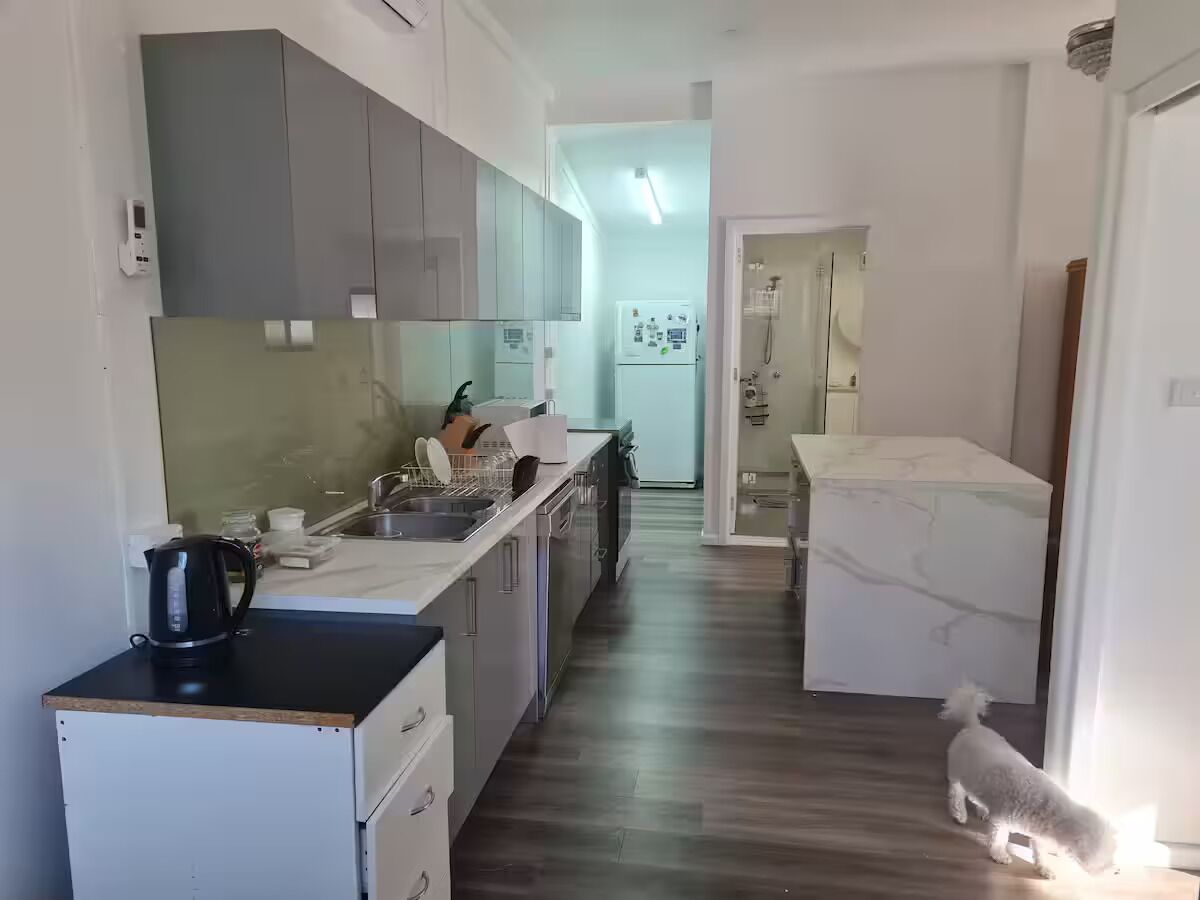 Micro-ondes, four, plaque de cuisson, lave-vaisselle