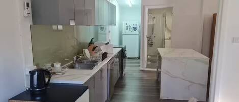 Micro-ondes, four, plaque de cuisson, lave-vaisselle