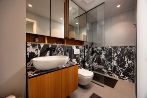 Dusche, Haartrockner, Handtücher, Seife