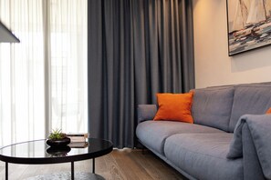 TV - Modern Seaside Apartment in Split with Balcony View and Free Parking (Split)