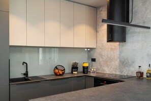 Microwave, oven, stovetop, dishwasher - Modern Seaside Apartment in Split with Balcony View and Free Parking (Split)