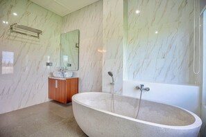 Regendusche, Handtücher, Seife, Shampoo