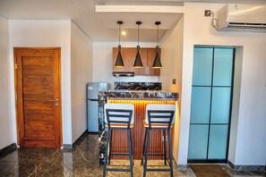 Superior Room | Dapur peribadi | Peti sejuk, dapur, mesin basuh pinggan mangkuk, meja makan 