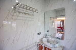 Hulu semburan mandi hujan, tuala disediakan, sabun, syampu 