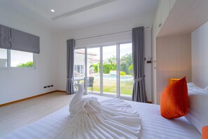 Villa, 4 camere da letto, piscina privata, vista piscina | Una cassaforte in camera, tende oscuranti, ferro/asse da stiro