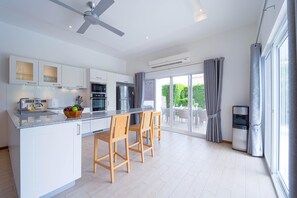 Vil·la, 4 dormitoris, piscina privada, vistes a la piscina | Cuina privada | Torradora