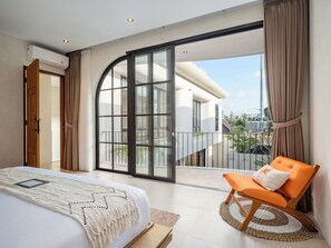 Biệt thự Cao cấp, ban công, quang cảnh hồ bơi | Két bảo mật tại phòng, bàn, bàn ủi/dụng cụ ủi quần áo 