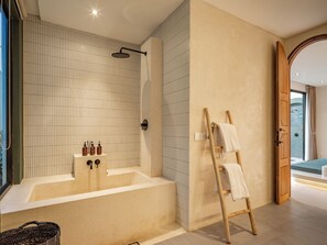 Villa Luxe, balcon, vue piscine | Salle de bain | Serviettes fournies