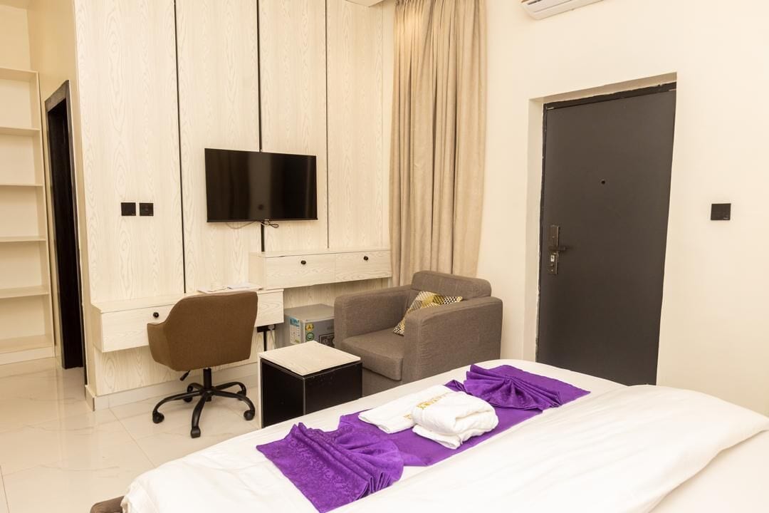 Superior Suite | In-room safe, desk, laptop workspace, blackout drapes