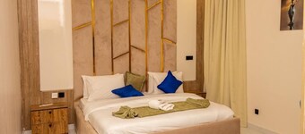 LUXURY APARTMENTS & HOMES