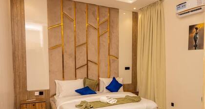 LUXURY APARTMENTS & HOMES