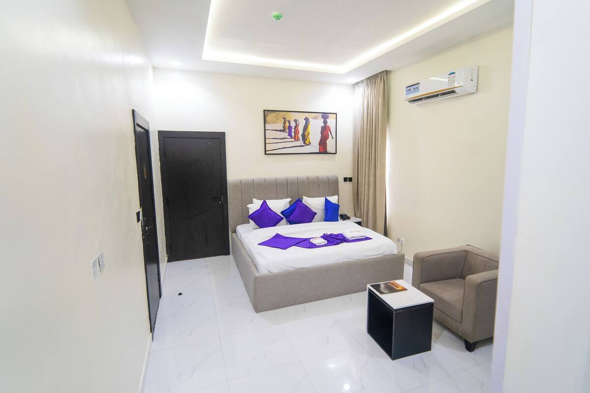 Peti besi dalam bilik, meja, ruang kerja komputer riba