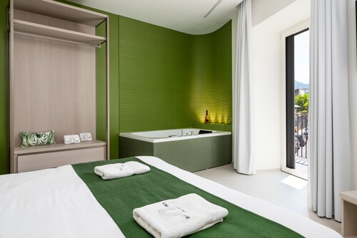 Blue Sky Luxury Palace | Apartment with Private Jacuzzi near the Beach