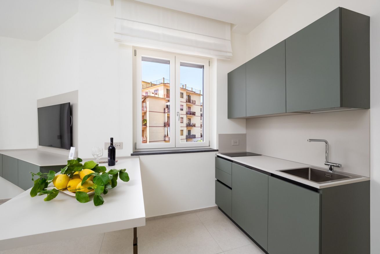 Kühlschrank, Mikrowelle, Herdplatte, Wasserkocher mit Kaffee-/Teezubehör