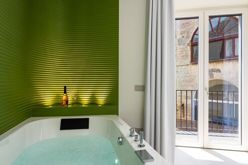 💎 Blu Sky Luxury Palace – Green Apartment: Luxury Retreat with In-Room Jacuzzi & Town View 🌿🛁