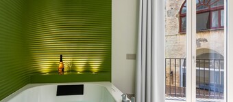 💎 Blu Sky Luxury Palace – Green Apartment: Luxury Retreat with In-Room Jacuzzi & Town View 🌿🛁