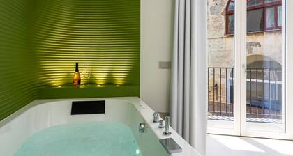 💎 Blu Sky Luxury Palace – Green Apartment: Luxury Retreat with In-Room Jacuzzi & Town View 🌿🛁