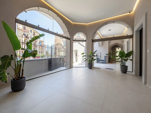 💎 Blu Sky – Green apt: Luxury Retreat with In-Room Jacuzzi & Town View 🌿🛁